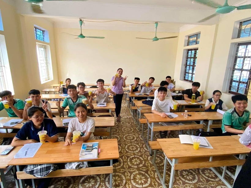 Cô trò cùng nhau chụp hình kỷ niệm, lưu giữ lại những kỷ niệm đẹp đẽ thời thanh xuân.