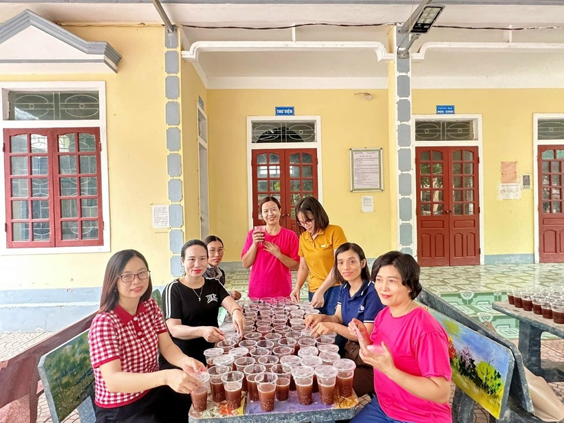 Theo chia sẻ của các thầy cô trường THPT Yên Thành 3, quan niệm phong thủy dân gian, chè đậu đỏ là món ăn mang lại may mắn cho người thưởng thức. Đậu đỏ cũng là thực phẩm rất tốt cho sức khỏe, giúp thanh nhiệt trong những ngày hè oi bức.
