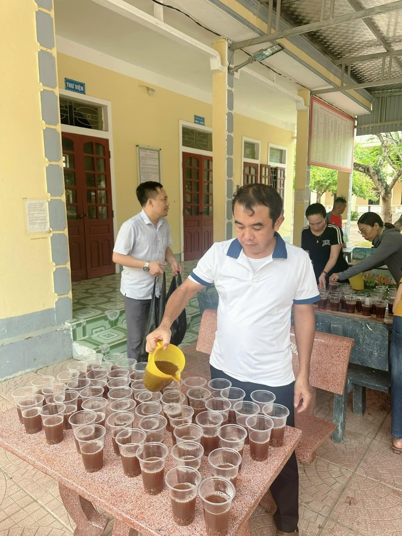 Dù thời tiết nắng nóng khiến ai nấy đều ướt đẫm mồ hôi, nhưng tất cả đều làm việc với tinh thần khẩn trương vì học trò.