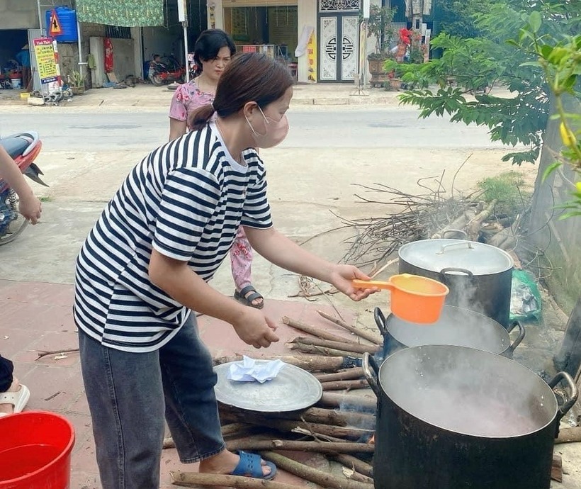 Những hình ảnh thầy cô “tiếp sức mùa thi" cho học sinh được đăng trên mạng xã hội nhận được sự quan tâm của nhiều người. Đa số họ thả tim và bình luận những lời cảm ơn chân thành đến tấm lòng của các thầy cô giáo.