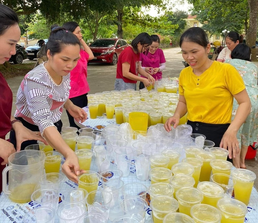 Ngoài chè đậu đỏ, còn có nước mía.