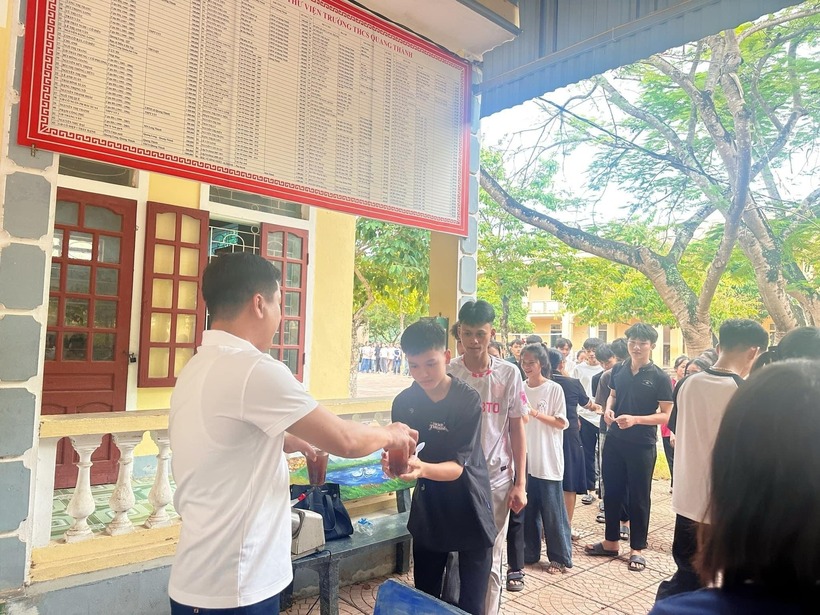 "Chỉ còn 2 ngày nữa, các sĩ tử tham gia kỳ thi tốt nghiệp THPT. Ở giai đoạn nước rút này, mong rằng những món quà may mắn này sẽ tiếp thêm động lực cho các em, giảm bớt căng thẳng, giúp các em vững vàng tâm lý và hoàn thành tốt kỳ thi. Gửi thật nhiều may mắn tới tất cả các em. Thầy cô luôn ở phía sau hỗ trợ các em trên từng chặng đường phía trước", trang mạng xã hội của nhà trường chia sẻ.