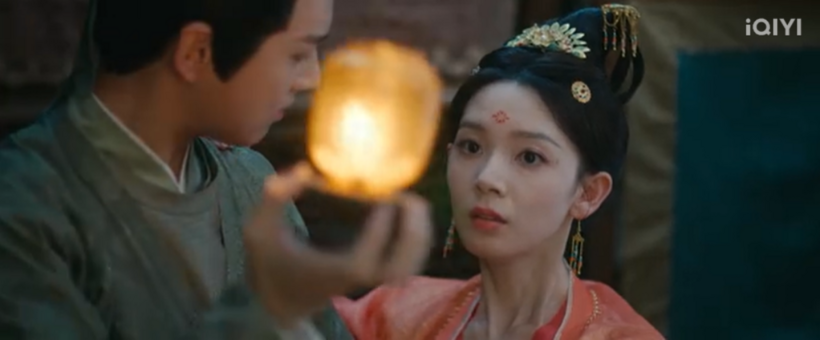 Quận chúa Giang Sa La hoảng loạn bỏ chạy, suýt ngã nhưng được một người đàn ông đỡ lấy.