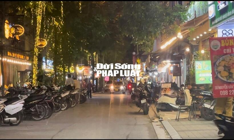 Tận dụng lòng đường để làm bãi để xe máy gây ách tắc giao thông.