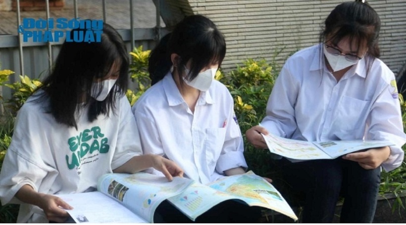 Thí sinh làm thủ tục thi tốt nghiệp THPT năm 2024.
