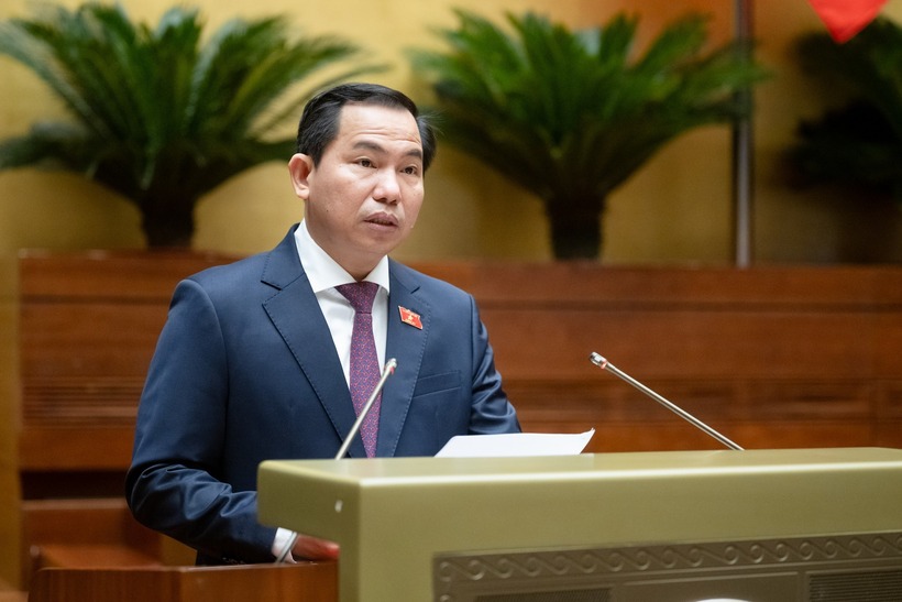 Chủ nhiệm Ủy ban Tài chính - Ngân sách Lê Quang Mạnh báo cáo trước khi biểu quyết (Ảnh: Media Quốc hội).