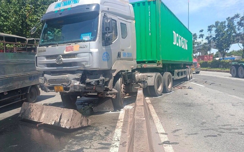 Xe container gây tai nạn liên hoàn trên xa lộ Hà Nội. Ảnh: Công lý