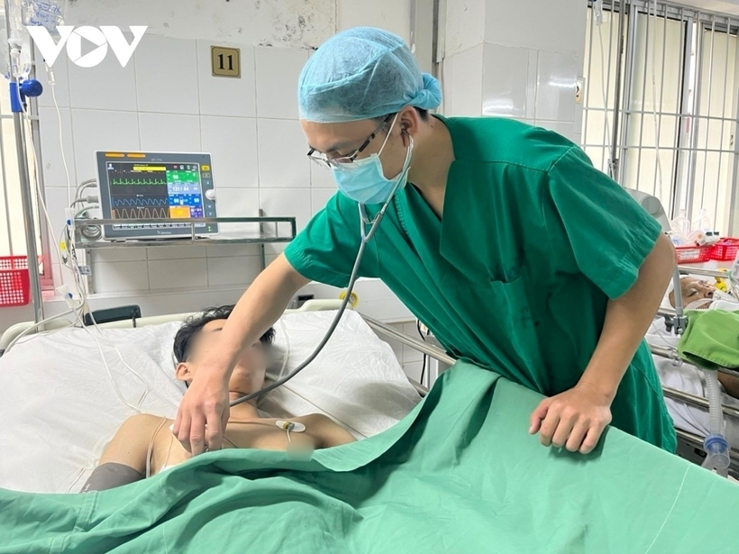 Bác sĩ thăm khám cho người bệnh. Ảnh: VOV