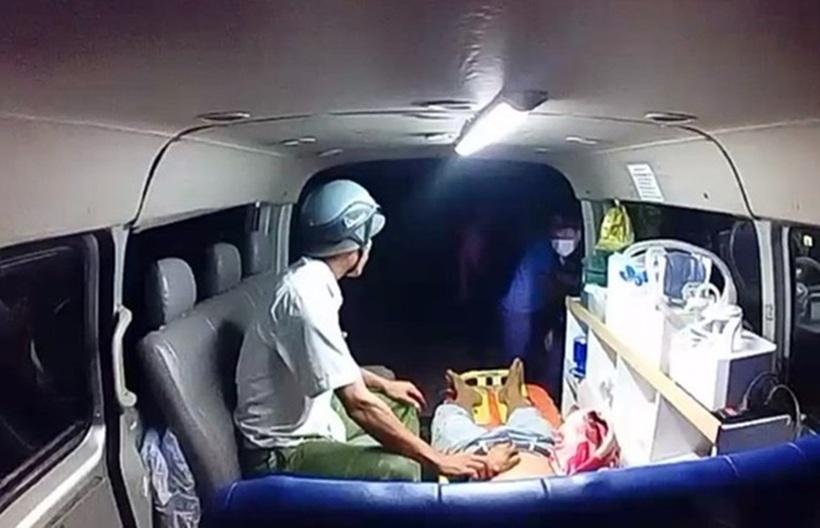 Ông T. được đưa đi cấp cứu nhưng không qua khỏi. Ảnh: Báo Người lao động.