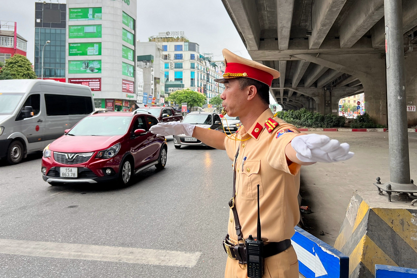 CSGT Hà Nội sẽ tăng cường phân làn, hướng dẫn giao thông trong 2 ngày thi tốt nghiệp THPT 2024. (Ảnh: Giao thông)