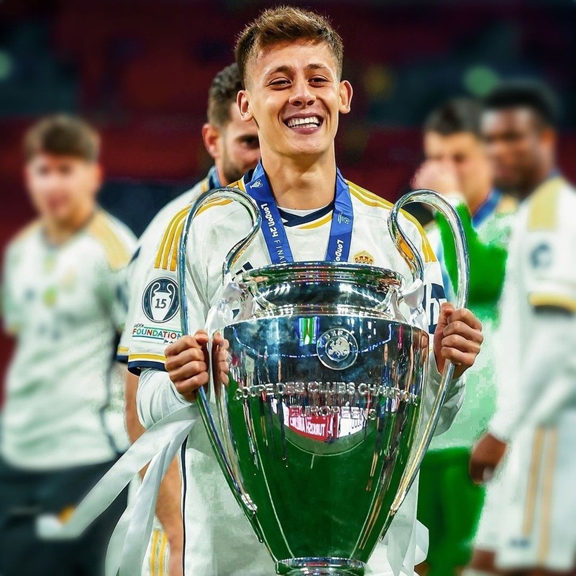 Vẻ đẹp lãng tử của "nam thần" bóng đá 19 tuổi khuấy đảo EURO 2024 - 2