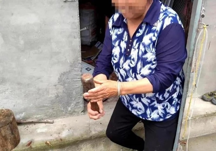 Cụ bà thường dùng cái "chày" này để giã hạt tiêu. Ảnh: Weibo.