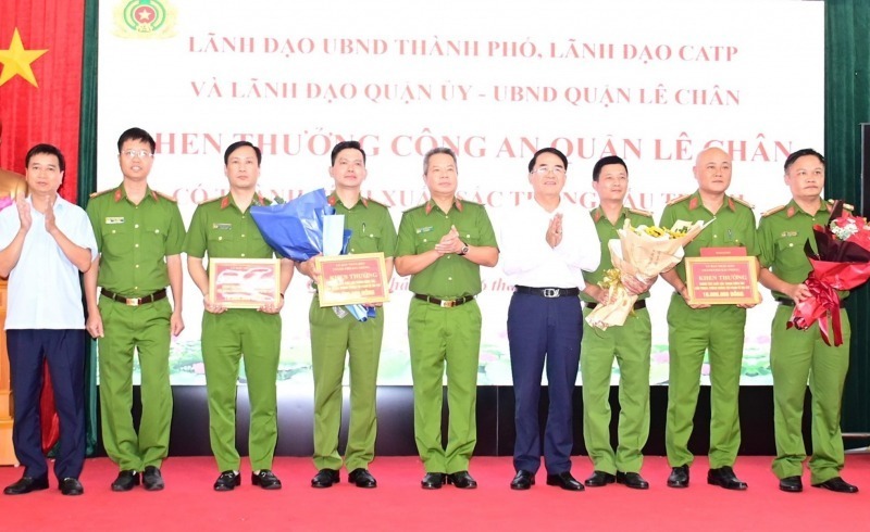 Lãnh đạo TP Hải Phòng khen thưởng đột xuất lực lượng phá án. Ảnh: CAND