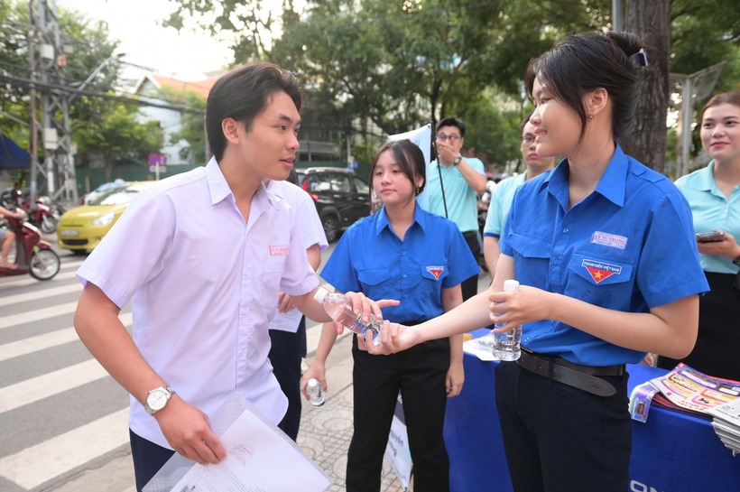 Ở môn Ngữ văn vắng 70 thí sinh trong tổng số 14.325 thí sinh đăng ký dự thi. Ảnh: Báo Giao thông.