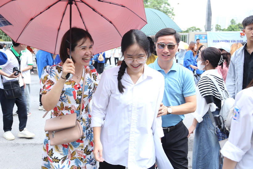 Năm nay, tổng số thí sinh đăng ký dự thi tốt nghiệp THPT là 1.071.000, tăng hơn 45.000 thí sinh so với năm ngoái. Trong đó, số thí sinh tự do là 46.978, chiếm 4,38%. Tổng số thí sinh đăng ký miễn thi Ngoại ngữ là 66.927 em, chiếm 6,25%; nhiều nhất là thí sinh của Hà Nội với 21.554 thí sinh; TP.HCM có 13.076 em. Năm 2024, chỉ 37% thí sinh chọn bài thi Khoa học tự nhiên, còn lại 63% chọn bài thi Khoa học xã hội. So với năm ngoái, số thí sinh chọn bài thi Khoa học xã hội tăng và cao nhất kể từ năm 2017 năm trở lại đây. Sau khi kết thúc kỳ thi, nhiều thí sinh tỏ rõ sự vui mừng vì đề Ngữ văn phù hợp với khả năng.