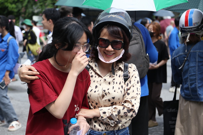 Tuy nhiên, cũng có những thí sinh không hài lòng với phần làm bài Ngữ văn của mình. Mặc dù vậy, cơ bản các thí sinh đều đánh giá đề Ngữ văn tốt nghiệp THPT năm nay vừa tầm, có thể đạt điểm cao.