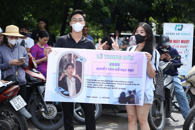 Người thân các sĩ tử "tiếp lửa" giúp các em hoàn thành tốt môn thi đầu tiên kỳ thi tốt nghiệp THPT 2024.