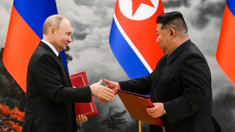 Tổng thống Nga Vladimir Putin và nhà lãnh đạo Triều Tiên Kim Jong-un trong buổi kí kết tại Bình Nhưỡng ngày 19/6. Ảnh: The Hill