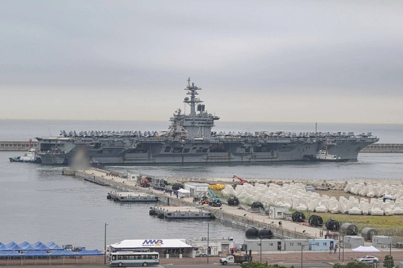Tàu sân bay USS Theodore Roosevelt của Mỹ tại căn cứ hải quân ở TP Busan, Hàn Quốc vào sáng 22/6. Ảnh: Yonhap