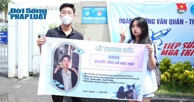 Nhiều banner được mang đến cổ vũ sĩ tử.