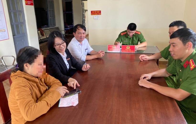 Nhờ sự can thiệp kịp thời của lực lượng công an và nhân viên ngân hàng, bà L. không sập bẫy kẻ lừa đảo và giữ lại số tiền 200 triệu đồng. Ảnh: Báo Lâm Đồng