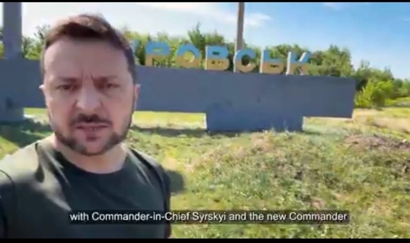 Ông Zelensky đứng trước tấm biển tên thành phố Pokrovsk, một trong những điểm nóng nhất tại tiền tuyến ở tỉnh Donetsk hiện nay. Ảnh: Báo Dân trí.