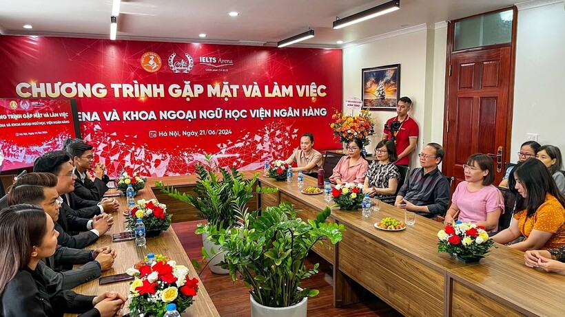 Buổi gặp mặt kết thúc trong không khí trang trọng và thân mật, hứa hẹn nhiều thành công và phát triển trong tương lai giữa IELTS Arena và Khoa Ngoại ngữ – Học viện Ngân hàng (Ảnh: Xuân Huy)