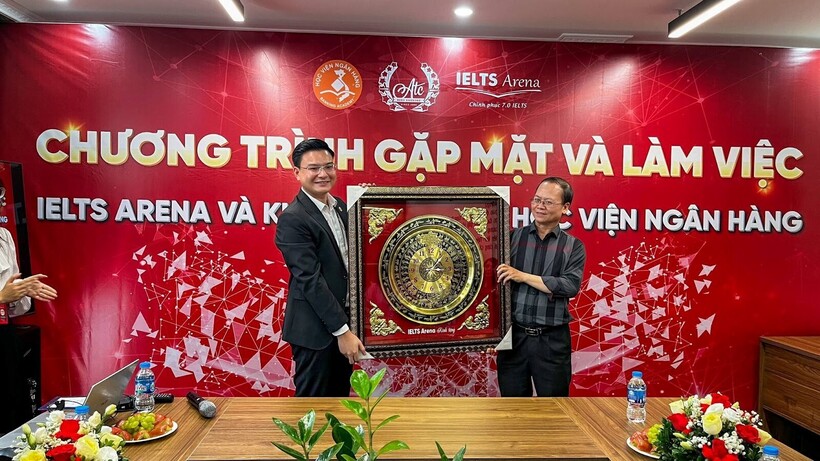 Đại diện IELTS Arena ông Trịnh Đức Mỹ đã gửi tặng quà lưu niệm dành cho các thầy cô giáo khoa Ngoại ngữ – Học viện Ngân hàng (Ảnh: Xuân Huy)