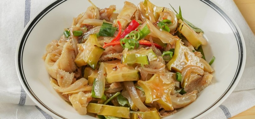 Món lòng bò xào khế với màu sắc bắt mắt và mùi thơm hấp dẫn vô cùng. Sách bò giòn sần sật, thấm gia vị, ăn kèm với miếng chua chua làm kích thích vị giác vô cùng. Ảnh minh họa