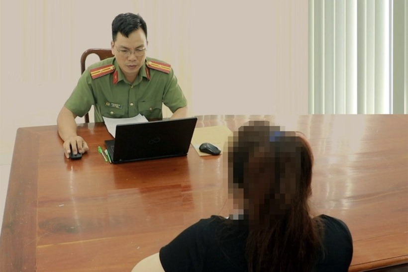 Bà T đến cơ quan công an trình báo vụ việc. (Ảnh: Công an)