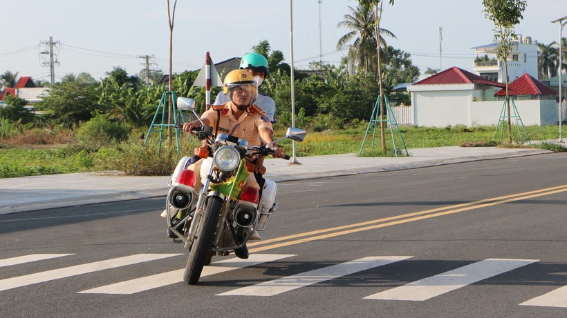 CSGT dùng xe đặc chủng đưa nam sinh kịp về nhà lấy giấy tờ. Ảnh: Báo Giao thông