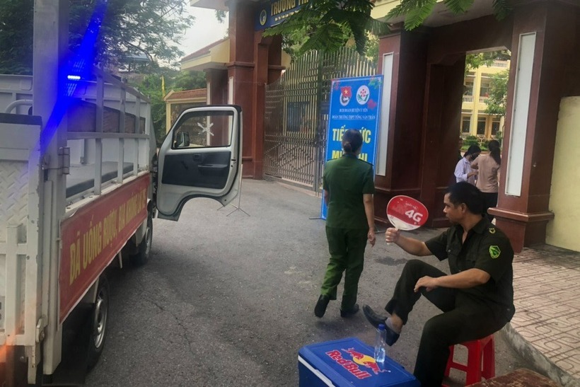 Thí sinh nhầm lịch thi được công an về tận nhà đón đi thi. Ảnh: Dân trí