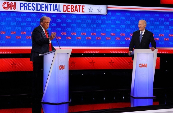 Ông Trump và ông Biden không bắt tay nhau khi bước vào phiên tranh luận đầu tiên. Ảnh: CNN