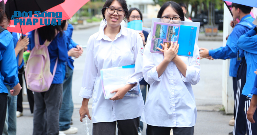 Tâm trạng hào hứng của các thí sinh khi làm bài thi xong.