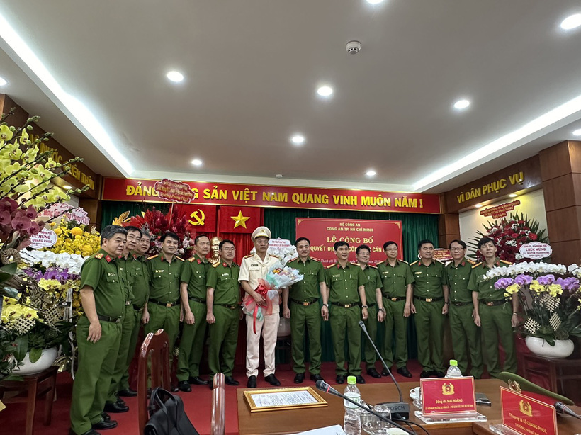 Trung tá Nguyễn Thành Hưng nhận quyết định điều động cán bộ. (Ảnh: Tuổi trẻ)
