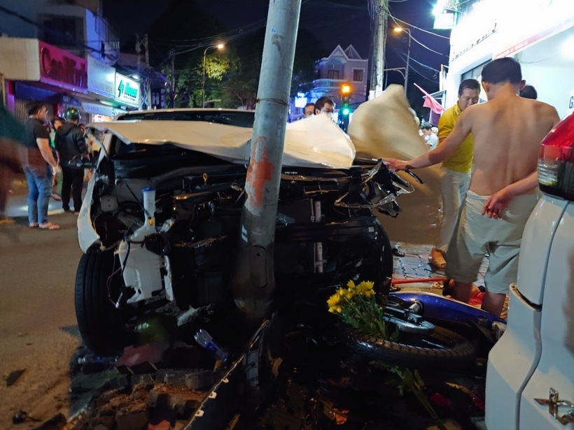 Ôtô vỡ nát đầu đâm vào trụ biển báo sau khi gây tai nạn liên hoàn 4 xe máy và một ôtô. (Ảnh: VNE)
