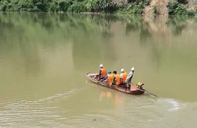 Lực lượng chức năng thị xã Sa Pa, Lào Cai tìm kiếm nạn nhân mất tích. Ảnh: Lao Động