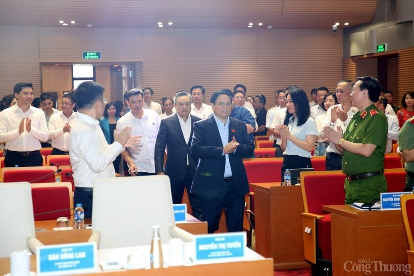 Thủ tướng Phạm Minh Chính cùng các lãnh đạo bộ, ngành và thành phố Hà Nội thực hiện nghi thức kích hoạt vận hành một số nền tảng, ứng dụng của Đề án 06. Ảnh: Công Thương