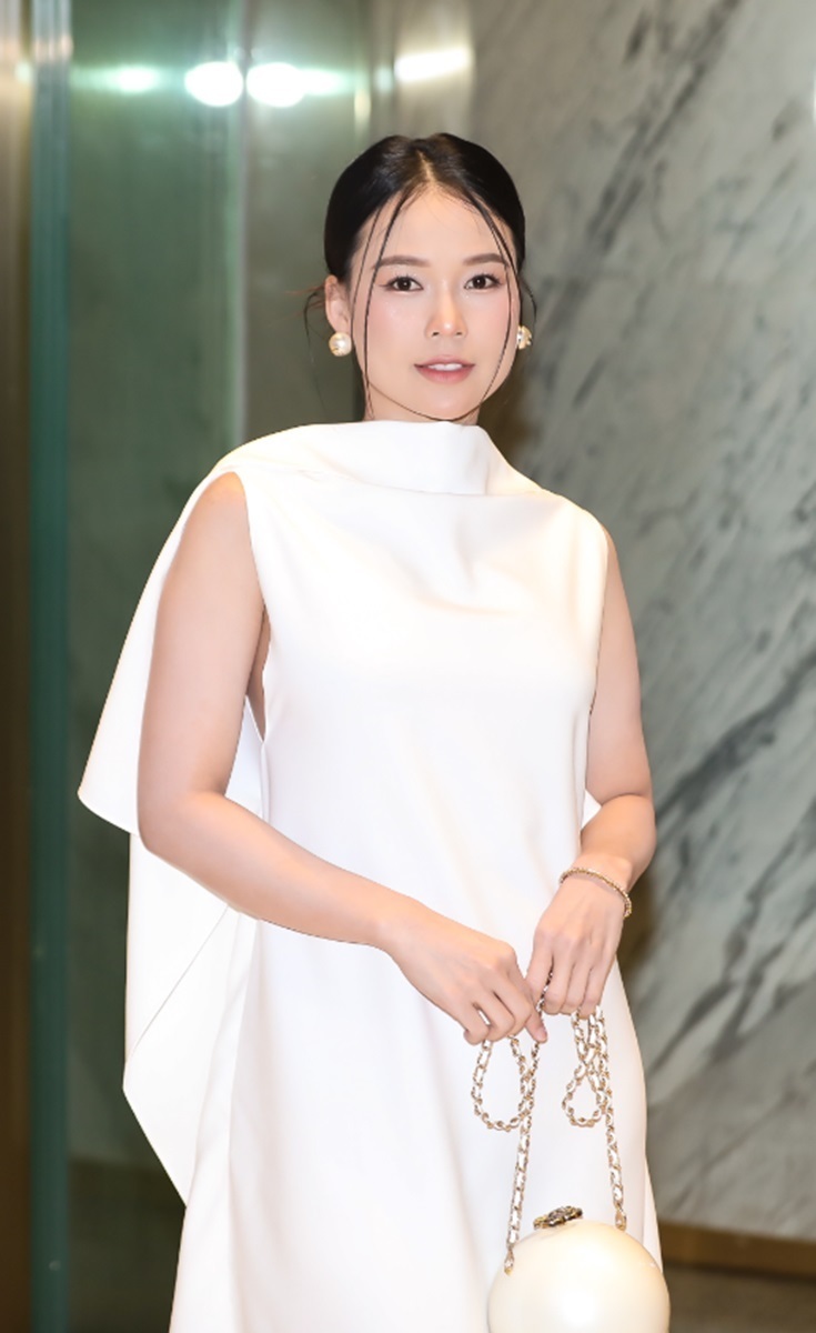 Sam xuất hiện xinh đẹp sau sinh 2 nhóc tì đáng yêu.