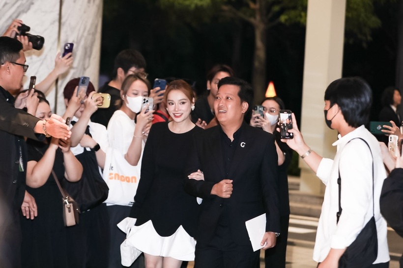 Góp mặt trong ngày vui đồng nghiệp, Nhã Phương được Trường Giang hộ tống. Đôi vợ chồng đình đám Vbiz ăn diện ton-sur-ton, khoác ptay tình tứ khi đến buổi tiệc.