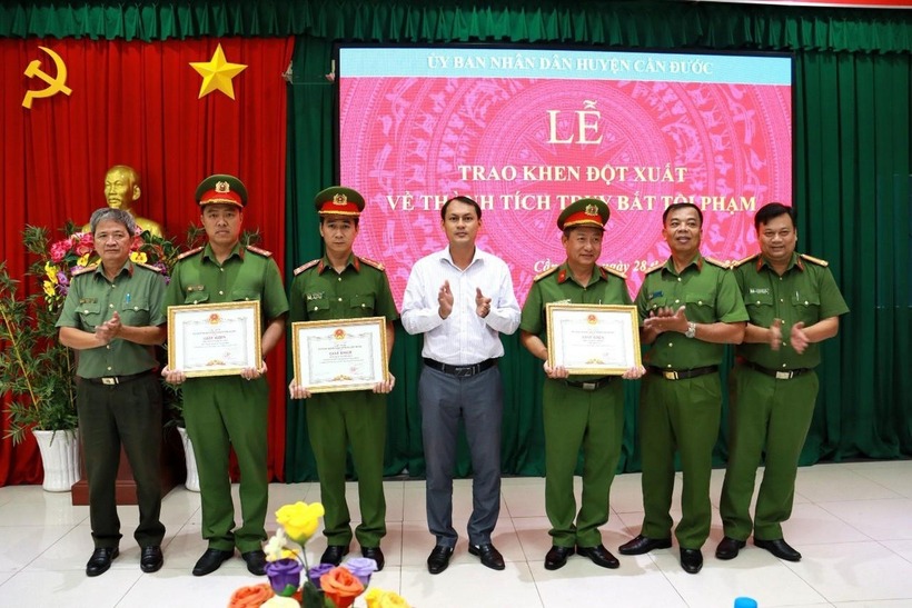 Các cá nhân và tập thể được lãnh đạo huyện Cần Đước tặng giấy khen. Ảnh: Lao Động