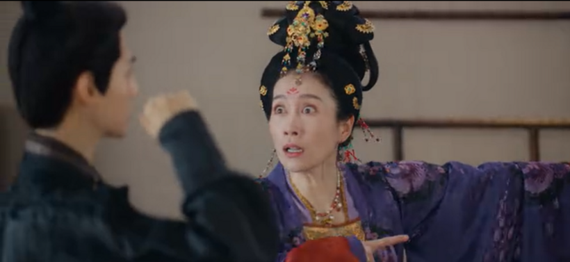 Vương nữ mạnh mẽ mở cửa tủ rồi sốc không nói nên lời khi thấy người bên trong.