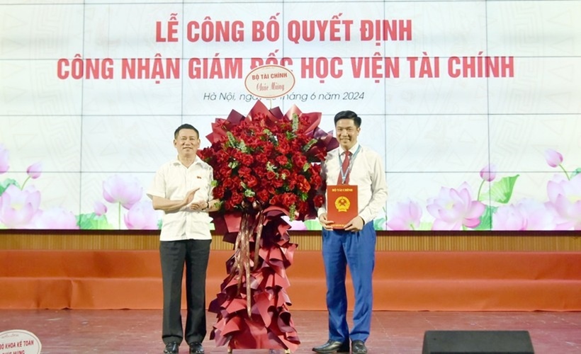 Bộ trưởng Hồ Đức Phớc (bên trái) đã trao Quyết định công nhận PGS.TS Nguyễn Đào Tùng giữ chức Giám đốc Học viện Tài chính. Ảnh: GD&TĐ