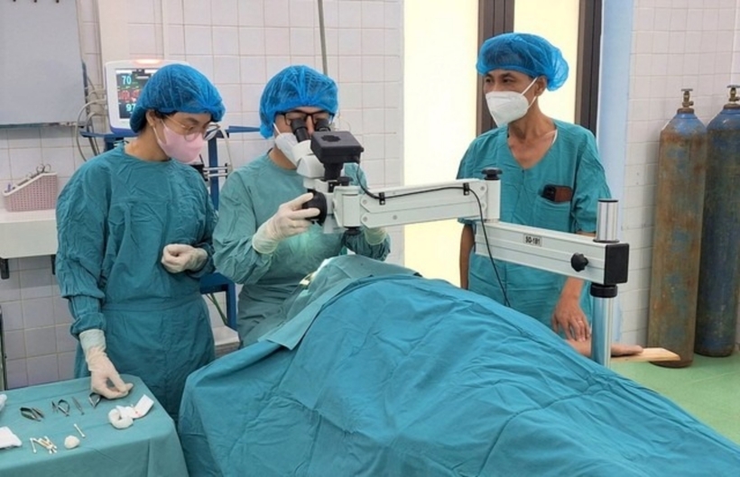 Các bác sĩ tiến hành phẫu thuật mắt cho người bệnh. Ảnh: Sức Khỏe & Đời Sống