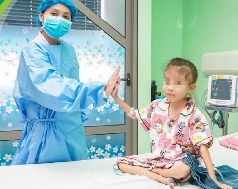 Sau 15 ngày ghép thận, sức khỏe của bé gái đã tiến triển tốt. Ảnh: Công An Nhân Dân