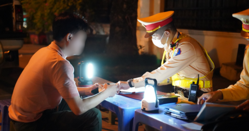 Từ 1/7, CSGT có thể kiểm tra thông tin người vi phạm trên ứng dụng VNeID, việc này có giá trị như kiểm tra giấy tờ trực tiếp.