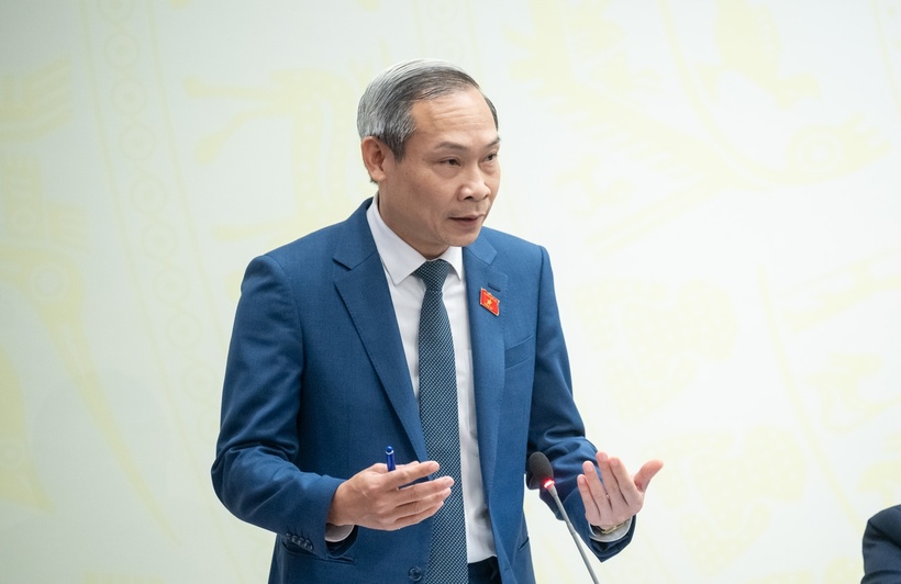 Ông Phan Đức Hiếu - Ủy viên Thường trực Ủy ban Kinh tế của Quốc hội trả lời họp báo. Ảnh: Người đưa tin.