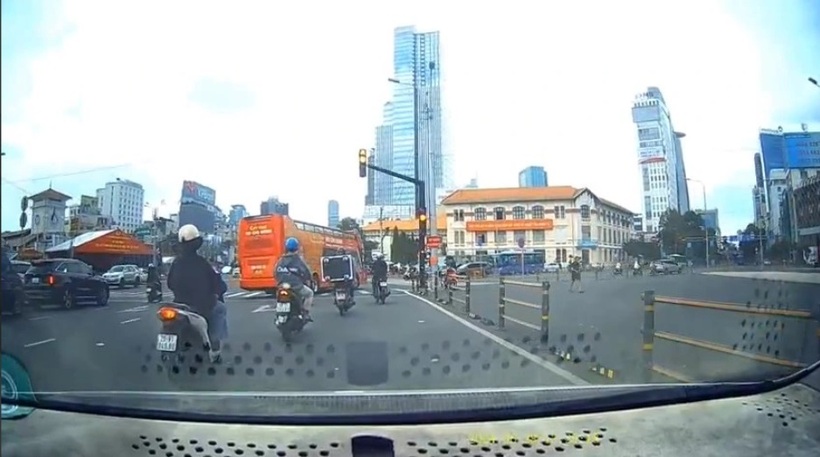 Hình ảnh xe buýt vượt đèn đỏ được camera hành trình ghi lại. Ảnh: Tuổi trẻ.