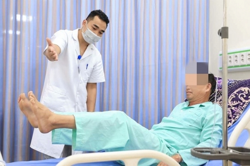 Bác sĩ kiểm tra tình trạng của bệnh nhân. Ảnh: Pháp Luật và Xã Hội