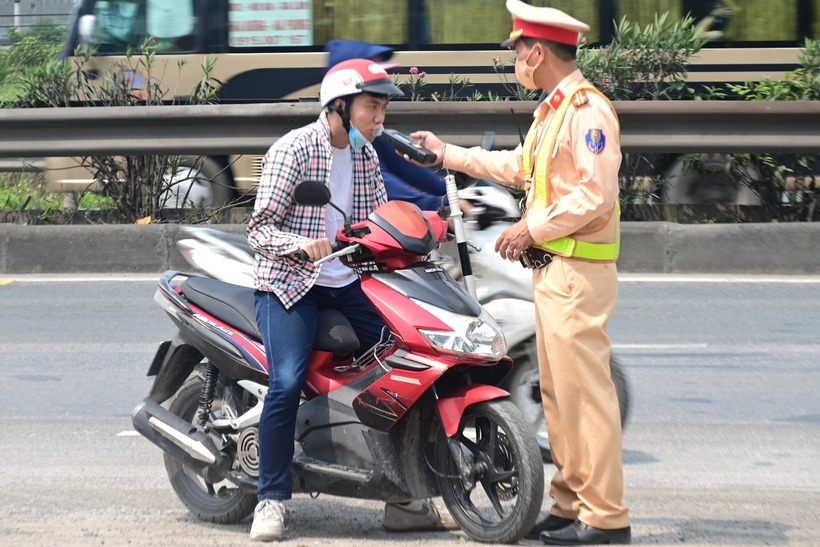Lực lượng chức năng TP.Hải Phòng kiểm tra nồng độ cồn các chủ phương tiện tham gia giao thông. (Ảnh: Giao thông)